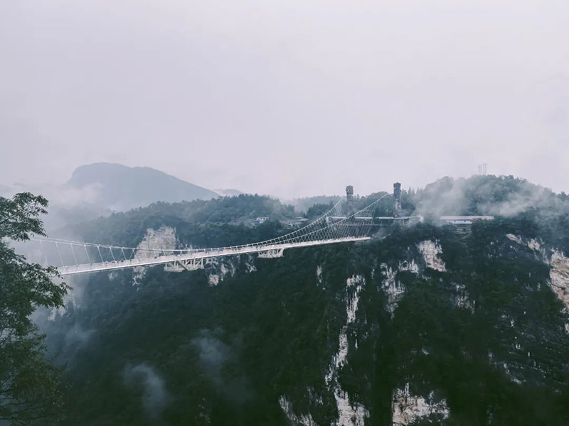 玻璃吊桥全景